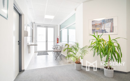 Na predaj priemyselný objekt s investičným potenciálom v Senci