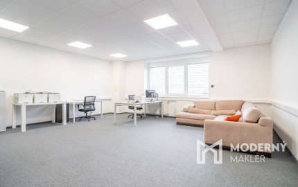 Na predaj priemyselný objekt s investičným potenciálom v Senci