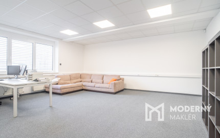 Na predaj priemyselný objekt s investičným potenciálom v Senci