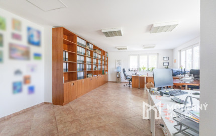 Na prenájom priestranná kancelária s parkovaním v Šamoríne