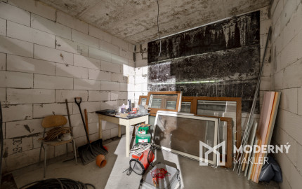 VÝRAZNE ZNÍŽENÁ CENA - Na predaj rozostavaný rodinný dom s veľkým pozemkom vo Vyšnom Kelčove