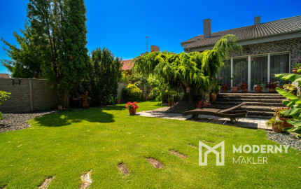 Na predaj rodinný dom s bazénom a saunou v Rohovciach