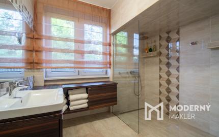 Na predaj rodinný dom s bazénom a saunou v Rohovciach