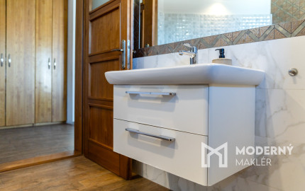 REZERVOVANÉ - Na predaj dom vhodný na podnikanie v Bzinciach pod Javorinou