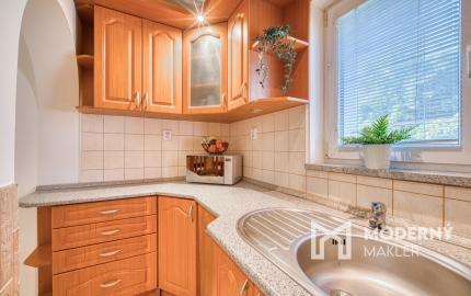 REZERVOVANÉ: Na predaj 2-izbový byt vo Veľkých Levároch