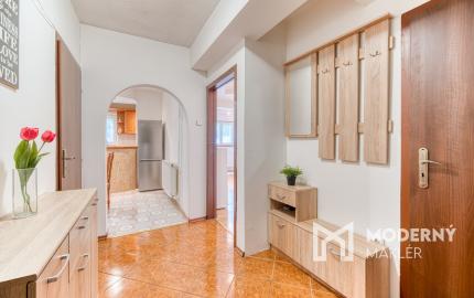 REZERVOVANÉ: Na predaj 2-izbový byt vo Veľkých Levároch