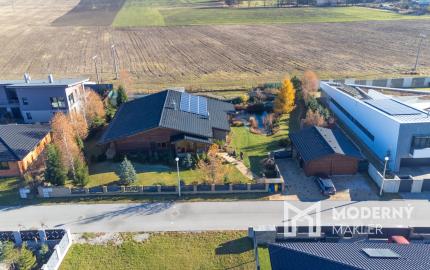 Na predaj dom snov–rodinné sídlo s jazierkom na kúpanie a panoramatickým výhľadom na Vysoké Tatry