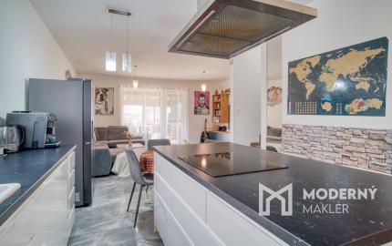 Na predaj priestranný 4-izbový rodinný dom v Bernolákove