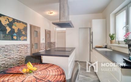 Na predaj priestranný 4-izbový rodinný dom v Bernolákove