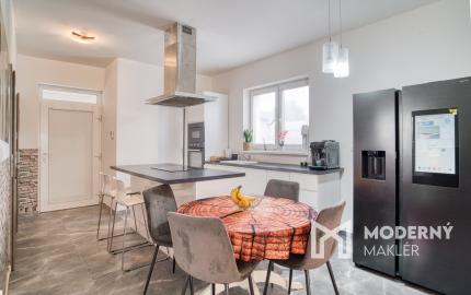 Na predaj priestranný 4-izbový rodinný dom v Bernolákove