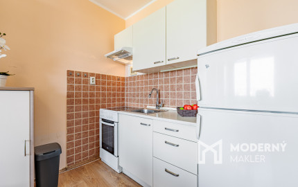 Na predaj čiastočne zariadená garsónka v Seredi