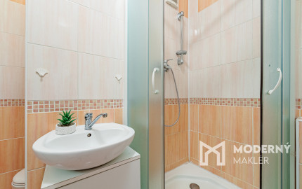 Na predaj čiastočne zariadená garsónka v Seredi