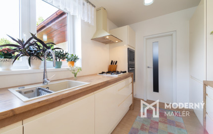 REZERVOVANÉ: Na predaj priestranný dom s veľkým pozemkom v Pobedime