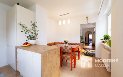 REZERVOVANÉ: Na predaj priestranný dom s veľkým pozemkom v Pobedime