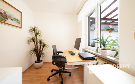 REZERVOVANÉ: Na predaj priestranný dom s veľkým pozemkom v Pobedime