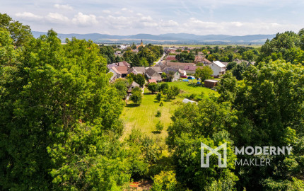 REZERVOVANÉ: Na predaj priestranný dom s veľkým pozemkom v Pobedime