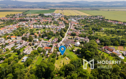 REZERVOVANÉ: Na predaj priestranný dom s veľkým pozemkom v Pobedime