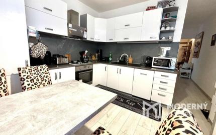 EXKLUZÍVNE NA PREDAJ – 3-IZBOVÝ BYT S DVOMA BALKÓNMI, UL. MOJMÍROVA, BÁNOVCE NAD BEBRAVOU