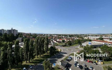 EXKLUZÍVNE NA PREDAJ – 3-IZBOVÝ BYT S DVOMA BALKÓNMI, UL. MOJMÍROVA, BÁNOVCE NAD BEBRAVOU