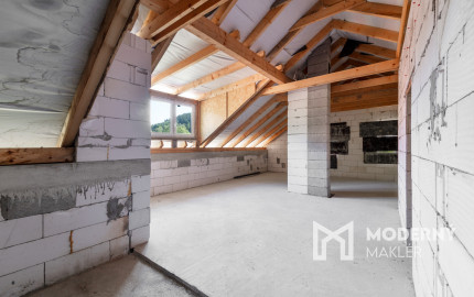 Rozostavaný dom na dokončenie podľa seba s veľkým pozemkom