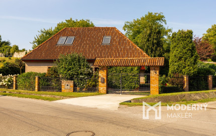 Na predaj impozantný rodinný dom v Ivanovciach