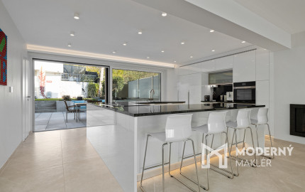 Na predaj vila so smart technológiami a výťahom na Slavíne