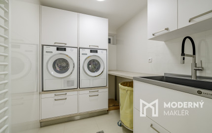 Na predaj vila so smart technológiami a výťahom na Slavíne