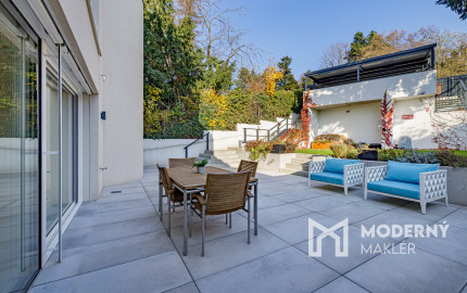 Na predaj vila so smart technológiami a výťahom na Slavíne