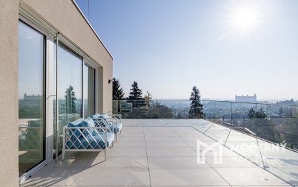 Na predaj vila so smart technológiami a výťahom na Slavíne