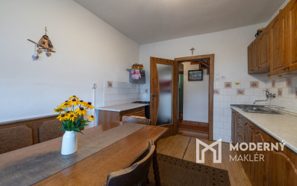 Nová znížená cena! Na predaj 5-izbový rodinný dom s veľkou záhradou v Novej Vsi nad Váhom