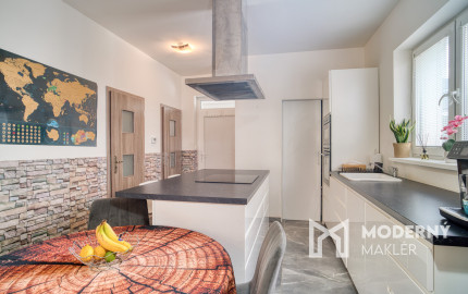 Na predaj priestranný 4-izbový rodinný dom v Bernolákove