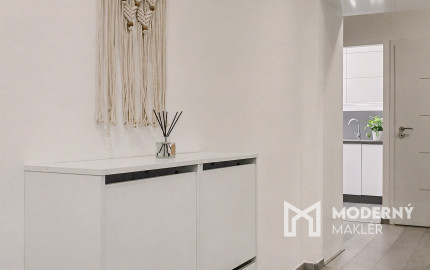 Na predaj kompletne zariadený 3-izbový byt v Petržalke