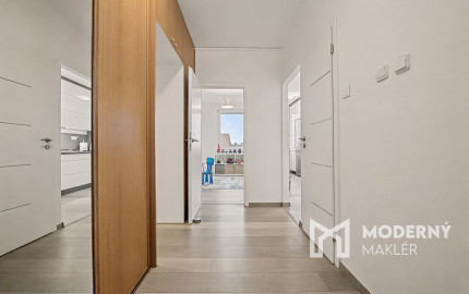 Na predaj kompletne zariadený 3-izbový byt v Petržalke