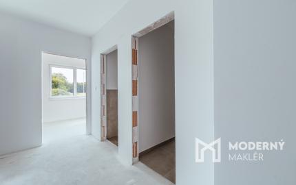 Na predaj skolaudovaný 3-izbový byt s vlastnou záhradou vo Veľkom Orvišti