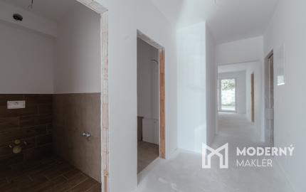 Na predaj skolaudovaný 3-izbový byt s vlastnou záhradou vo Veľkom Orvišti