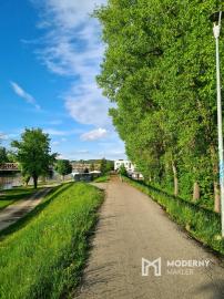 Na prenájom mestský, slnečný 3izb byt v centre Trenčína.