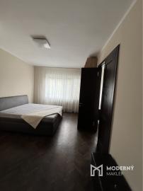 Na prenájom mestský, slnečný 3izb byt v centre Trenčína.