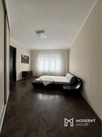 Na prenájom mestský, slnečný 3izb byt v centre Trenčína.