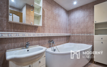 Na predaj 4-izbový byt s loggiou v centre mesta Snina