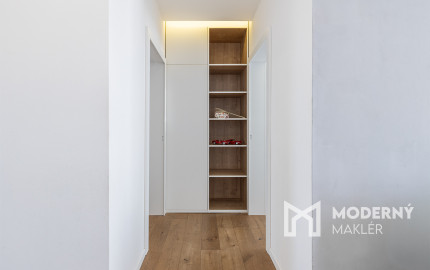 Na predaj slnečný 3-izbový byt v centre mesta Snina