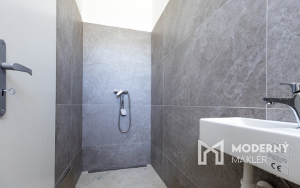 Predaj 4-izbová bytová jednotka v dvojdome v Lehniciach