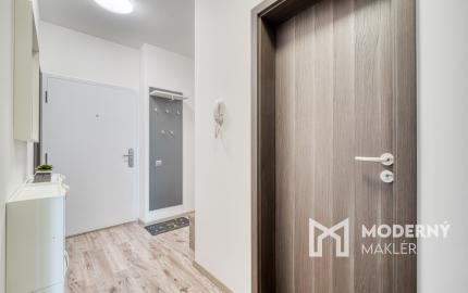 REZERVOVANÉ: Na predaj 2-izbový zariadený byt v novostavbe Bory