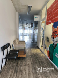 Na prenájom moderný obchodný priestor v centre Malaciek