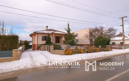 Na predaj veľkorysý 7-izbový rodinný dom v obci Podlužany