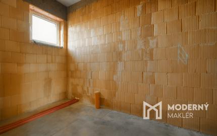 Na predaj administratívno-skladový objekt pri Trnave, v obci Zavar