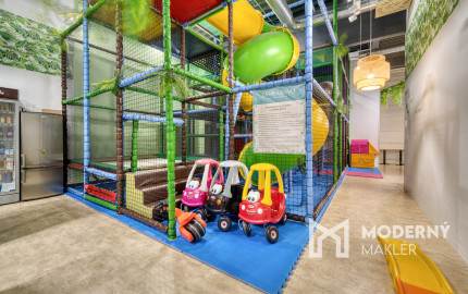 Na odstúpenie kaviareň s detským ihriskom v OC MOLO v Pezinku