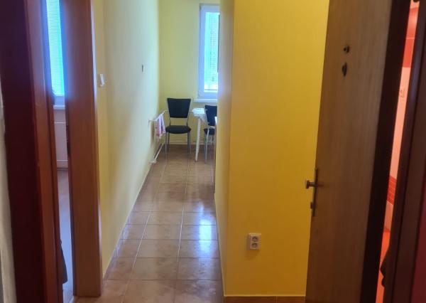 Na prenájom zariadený 1 izb byt na ul. SNP v Tr. Tepliciach.