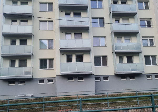 Na prenájom zariadený 1 izb byt na ul. SNP v Tr. Tepliciach.