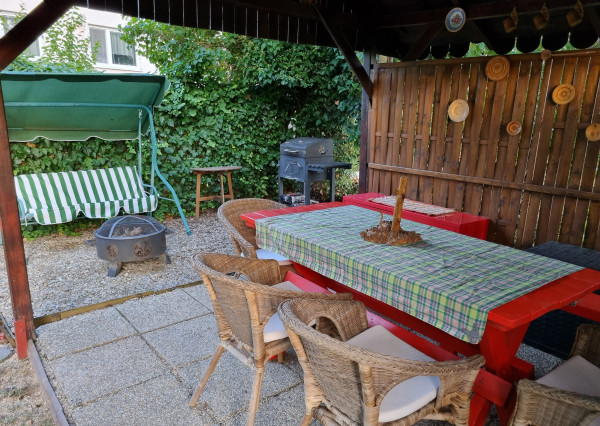 PREDANÝ! Nadštandardné bývanie v byte s vlastnou záhradou, garážou aj vonkajším parkovacím miestom