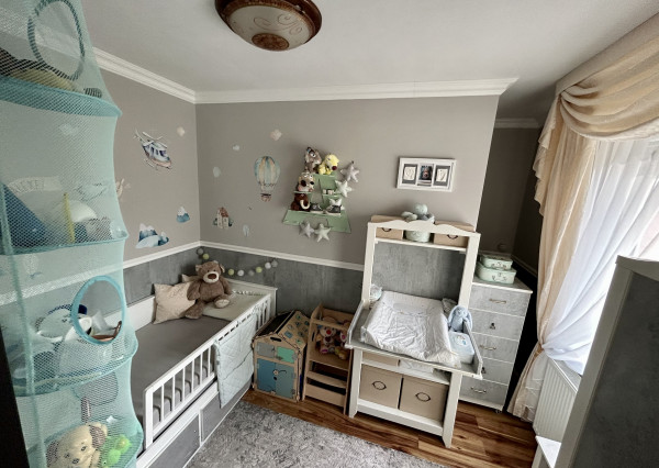 PREDANÝ! Nadštandardné bývanie v byte s vlastnou záhradou, garážou aj vonkajším parkovacím miestom